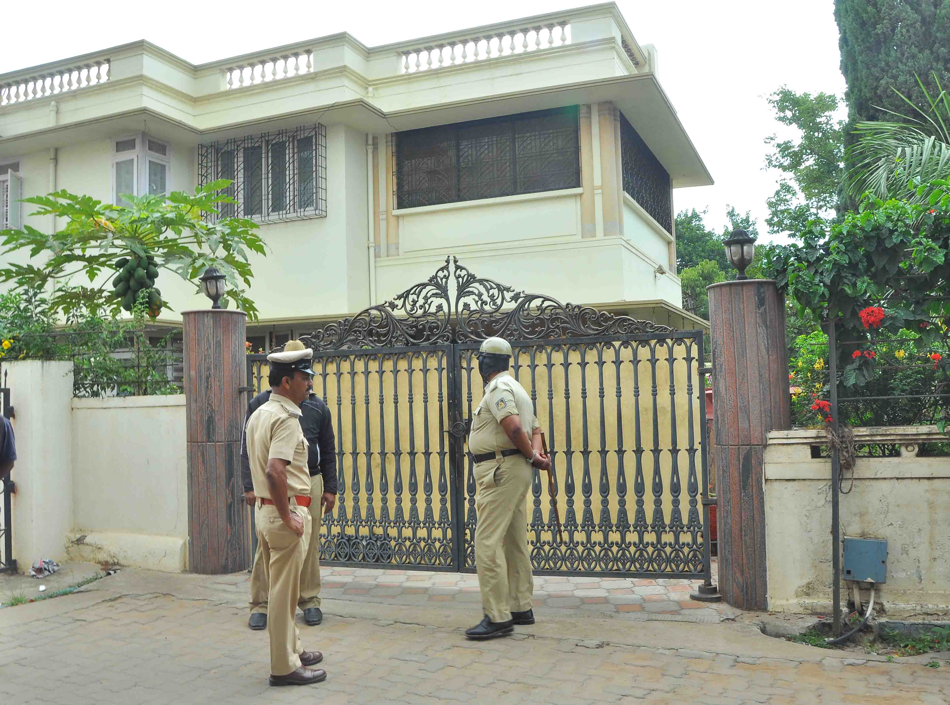 ಡಿಕೆಶಿ ಆಪ್ತನ ಮನೆಯಲ್ಲಿ ರಾತ್ರಿಯಿಂದಲೇ ಶೋಧ